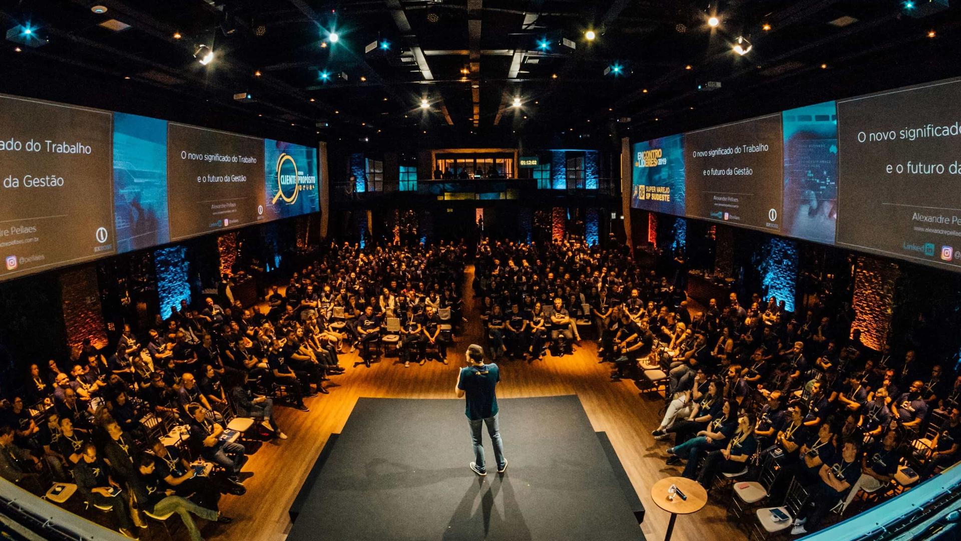 The Complete Guide to Finding and Booking a Reliable Corporate Keynote Speaker